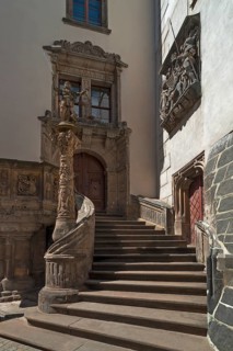 Rathaustreppe aus der Fruehrenaissance 1537 mit Justitia an der Turmseite des alten Rathauses