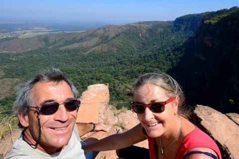Older couple taking a photo of themselves at the Mirante Geodesico viewpoint