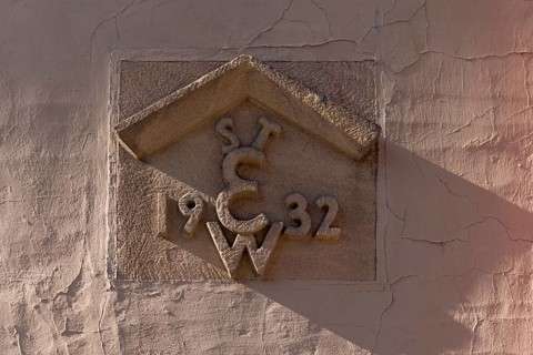 Relief eines Hinweiszeichens von