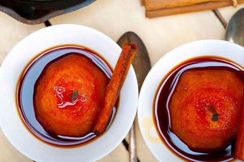 Poached pears delicious home made recipe ove white rustic wood table