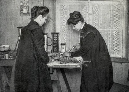 Two women paeperieren a dead animal