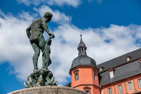 Ludo-Mayer-Brunnen vom Bildhauer Prof. Jobst aus Darmstadt vor dem Isenburger Schloss