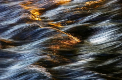 Flowing water with light reflections