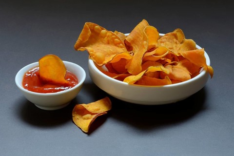 Sweet crisps and skin with tomato ketchup
