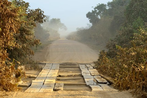 Simple wooden bridge on the dusty Transpantaneira