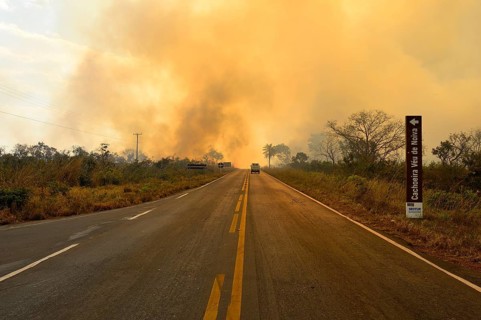 Sign at a bushfire on the main road 251