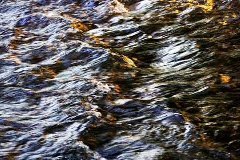 Flowing water with light reflections