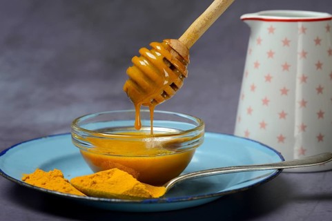 Bee honey with turmeric and turmeric powder