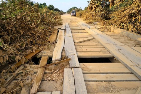 Broken wooden bridge on the Transpantaneira