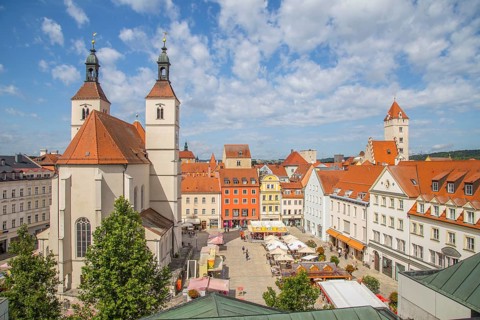 View from the terrace of the Galeria department stores' onto Neupfarrplatz and Neupfarrkirche