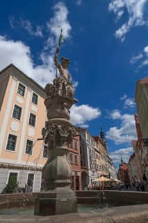Georgsbrunnen von 1590 mit dem kurfuerstlich saechsischen Wappen