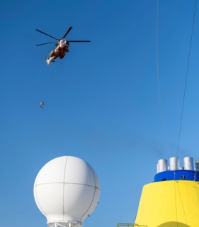 Two doctors are roped down from a helicopter onto a cruise ship. Corona tests are to be carried out in the Atlantic Ocean at the height of Argentina. Dangerous due to strong winds