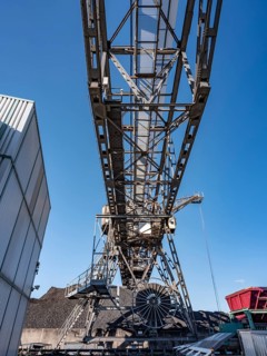 Coal crane at the Offenbach harbour basin for the combined heat and power plant of power supply Offenbach