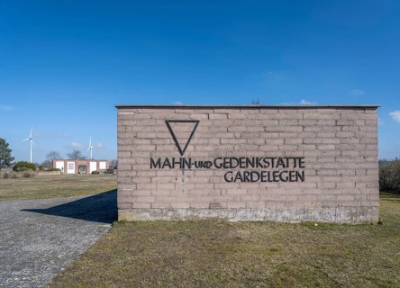 The memorial Feldscheune Isenschnibbe Gardelegen commemorates 1016 concentration camp prisoners from many European countries who were murdered there in a field barn on 13 April 1945. At the back