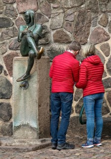 People at the Till Eulenspiegel sculpture