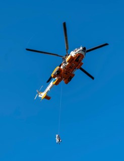 Two doctors are roped down from a helicopter onto a cruise ship. Corona tests are to be carried out in the Atlantic Ocean at the height of Argentina. Dangerous due to strong winds