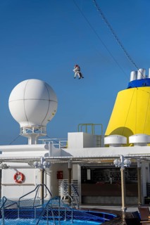 Two doctors are roped down from a helicopter onto a cruise ship. Corona tests are to be carried out in the Atlantic Ocean at the height of Argentina. Dangerous due to strong winds