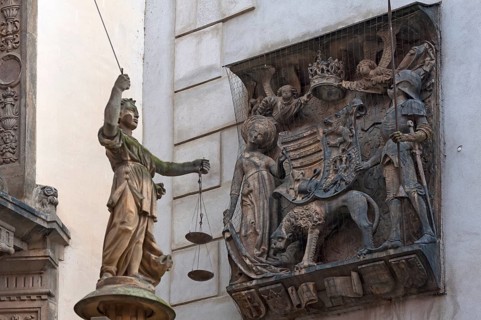 Coat of arms plaque of the Hungarian King Matthias Corvinius from 1488 and sculpture of Justitia on the stairs of the town hall 1537