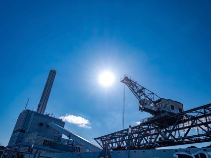 Coal crane at the Offenbach harbour basin for the combined heat and power plant of power supply Offenbach