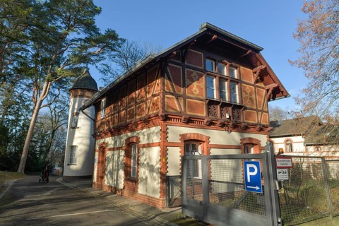 Torhaus zum Schullandheim Blumenfisch am Grossen Wannsee