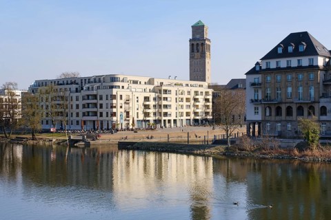 Stadthafen mit Rathausturm