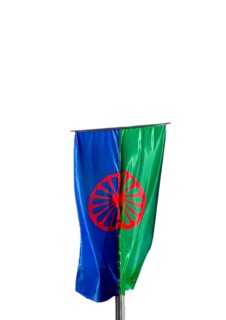 Eine Roma und Sintiflagge weht im Wind