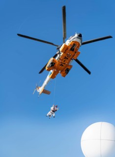 Two doctors are roped down from a helicopter onto a cruise ship. Corona tests are to be carried out in the Atlantic Ocean at the height of Argentina. Dangerous due to strong winds