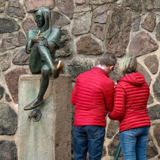 People at the Till Eulenspiegel sculpture