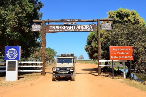 Off-road vehicle under sign of the Transpantaneira