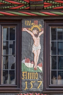 Depiction of the crucified Christ above the portal of the Adam- und Evahaus