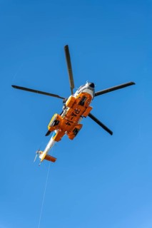 Two doctors are roped down from a helicopter onto a cruise ship. Corona tests are to be carried out in the Atlantic Ocean at the height of Argentina. Dangerous due to strong winds