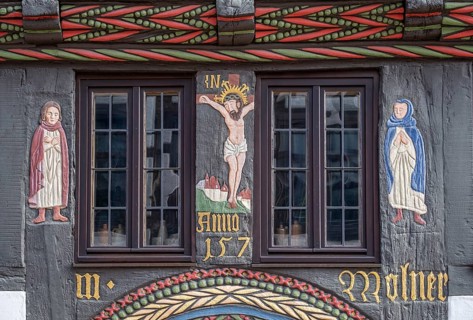 Depiction of the crucified Christ above the portal of the Adam- und Evahaus