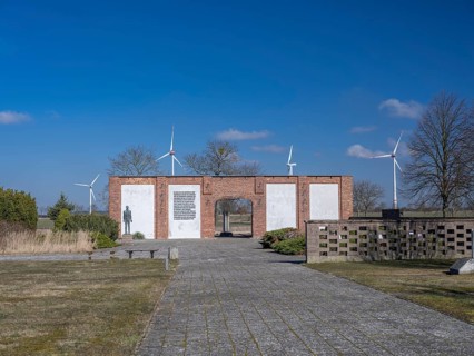 Isenschnibbe Gardelegen field barn memorial
