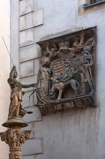 Coat of arms plaque of the Hungarian King Matthias Corvinius from 1488 and sculpture of Justitia on the stairs of the town hall 1537