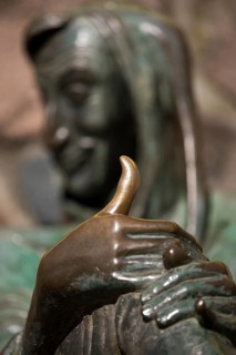 Worn thumb of the Till Eulenspiegel sculpture