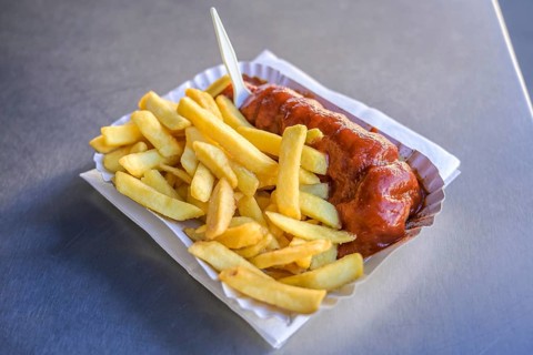 Currywurst with fries from Krasselts