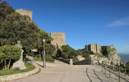 Castello del Balio o Pepoli with the Torri del Ballo