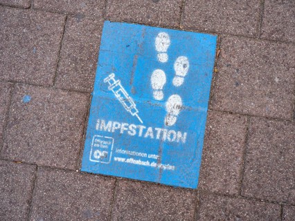 Signposting to a Corona vaccination station on the footpath