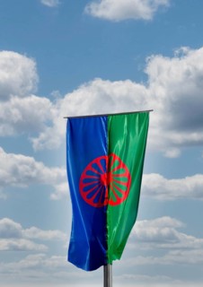 Eine Roma und Sintiflagge weht im Wind