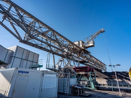 Coal crane at the Offenbach harbour basin for the combined heat and power plant of power supply Offenbach