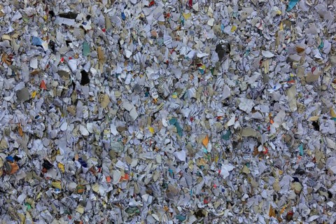Geschreddertes Altpapier fuer Recycling