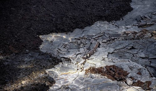Lavafeld mit Schwefelablagerungen