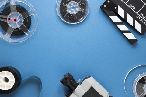 Arrangement cinema elements blue background with copy space
