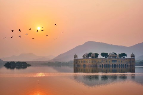 Tranquil morning at famous indian tourist landmark Jal Mahal