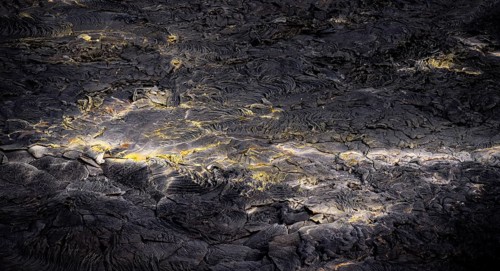 Lavafeld mit Schwefelablagerungen