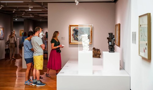Besucher im Museum
