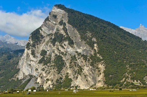Die Bergspitze Ardeve bei Leytron