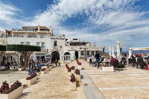 Cafe und Aussichtspunkt mit Touristen auf der Plaza Nueva