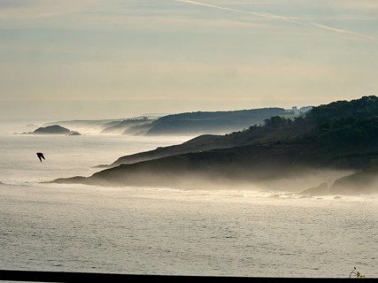 Morgendlichen Dunst am Cabo San Agustin an der Atlantikkueste in Asturien