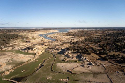 Luftaufnahme der Landschaft am Auslaeufer des Almendra Stausee im Bezirk Salamanca